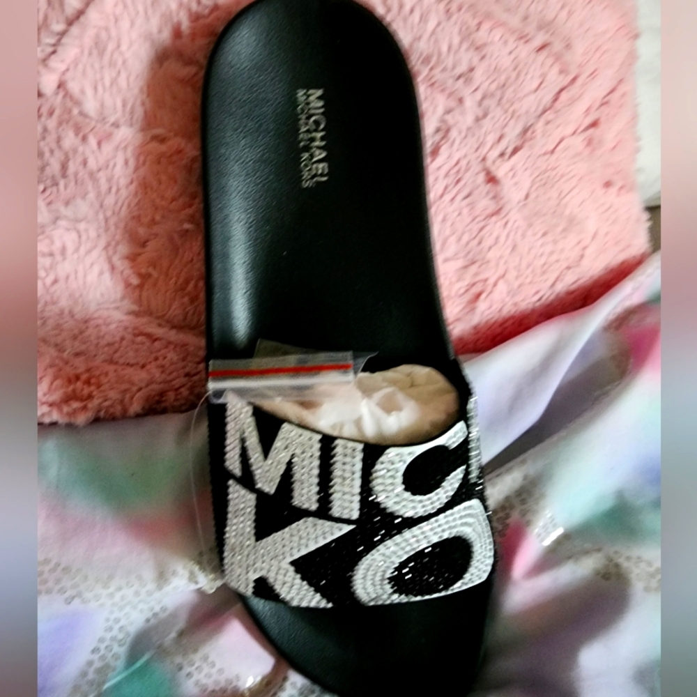 MK SLIDES New Black And White Stud